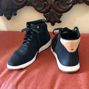 Fashionable low boots with leather accent